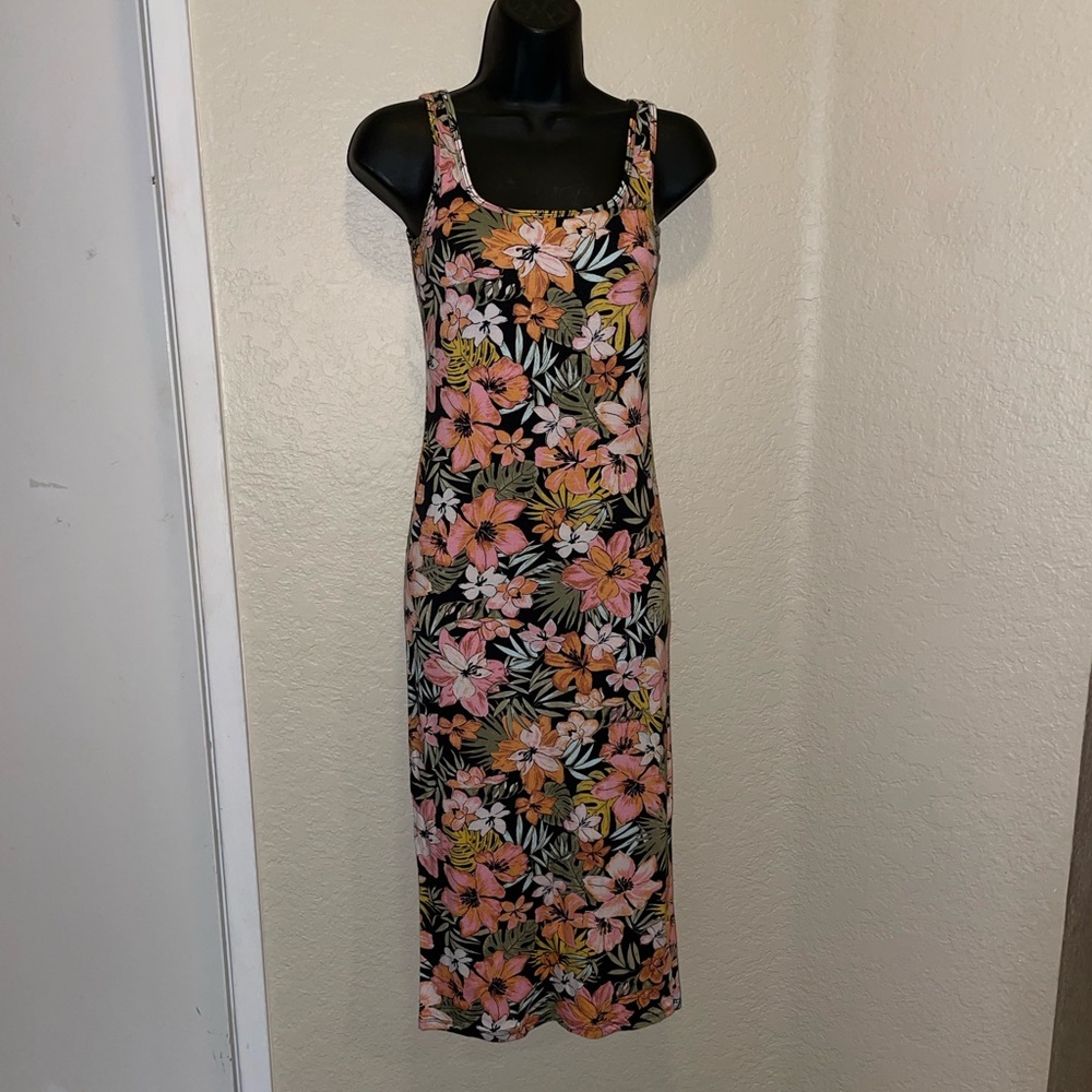 Billabong Share More Joy Dress 
MIDI length tank top 
Size XS 
Hawaiian floral